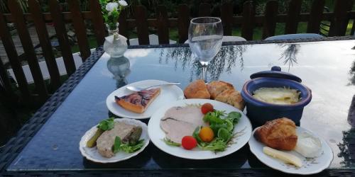 乌伊斯特勒昂Magnifique bateau maison的餐桌,餐盘和一杯葡萄酒
