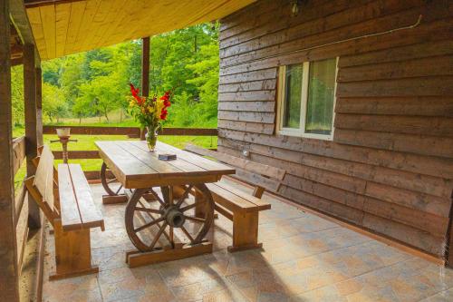 PoeniCabana Amis的小屋门廊上的木桌和长凳