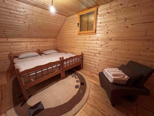 泽尼察Vikendica Green Forest, Zenica的小木屋内一间卧室,配有一张床