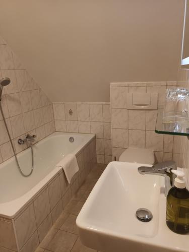 In der Wachau的白色的浴室设有浴缸和水槽。