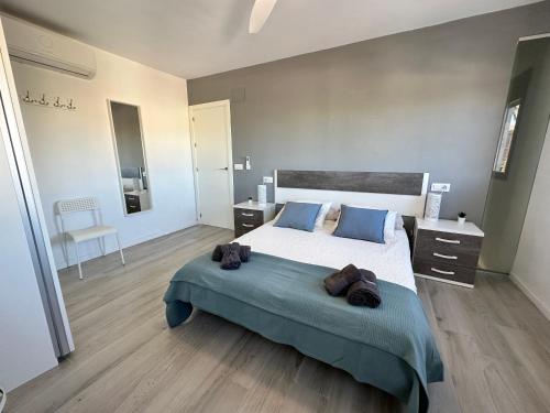 哈维亚Casa Maria Cecília的一间卧室配有一张带蓝色枕头的大床