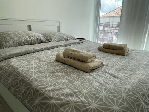 布拉格RUMAKO apartments的一张大床,上面有两个枕头