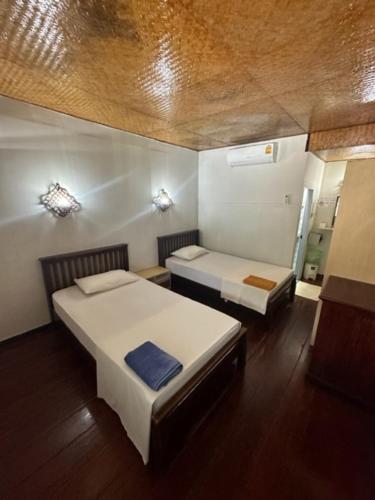皮皮岛卢克斯旅馆的一间客房内配有两张床的房间