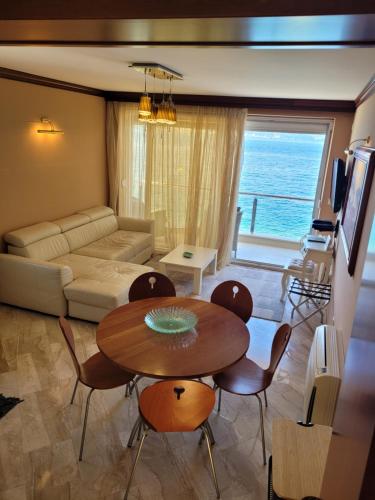 克拉西奇Villa Leut Montesol Tivat Krasici的客厅配有桌椅和沙发