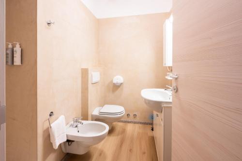 韦扎多廖Hotel Vezza Alpine Lodge & Spa的浴室配有白色卫生间和盥洗盆。