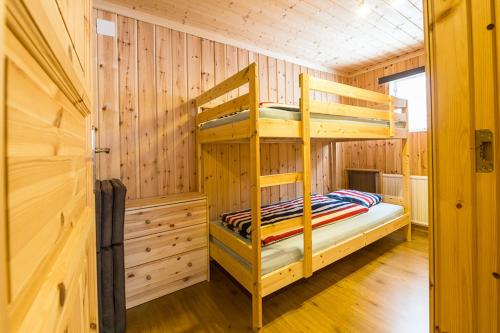 BlattnikseleSandsjögården Holiday Resort的小屋内设有一间带两张双层床的卧室