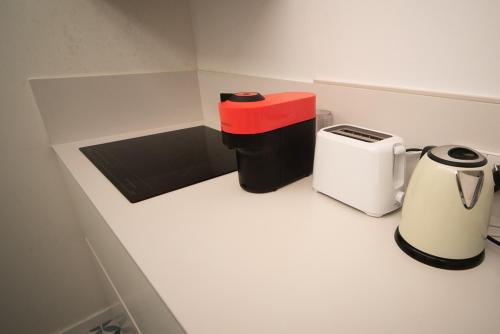 巴塞罗那Private room By BCN Center的一间带两个垃圾桶和烤面包机的小厨房