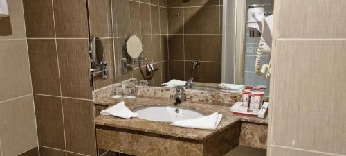 马萨阿拉姆Amarina Queen Resort Marsa Alam的一间带水槽和镜子的浴室