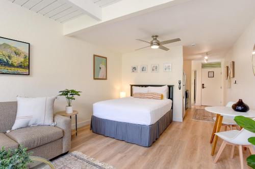 基黑Kihei Bay Surf 140的一间卧室配有一张床和一张沙发