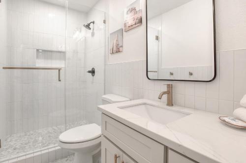 基黑Kihei Bay Surf 140的一间带水槽、卫生间和镜子的浴室