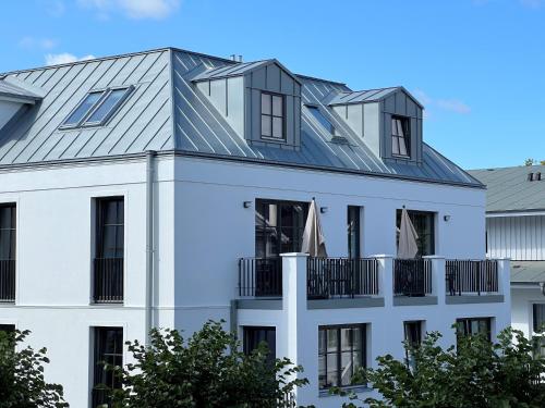 宾茨Gustav Appartements的屋顶上设有太阳能电池板的房子