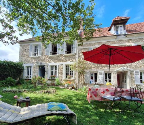 Saint-Just城堡大道民宿的院子里带桌子和雨伞的房子
