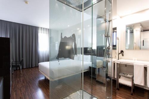 莫斯托雷斯莫斯托雷斯城市酒店的配有床、淋浴和盥洗盆的浴室