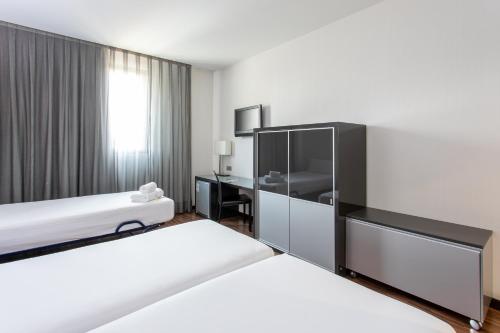 莫斯托雷斯莫斯托雷斯城市酒店的酒店客房配有两张床和一张书桌