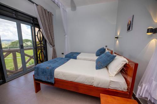 姆巴拉拉The Kraal的一间卧室设有一张床和一个大窗户