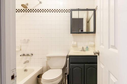 纽约✪ Large 2 Bedrooms ✪ Queen Beds ✪ Work Stations的浴室配有卫生间、盥洗盆和浴缸。