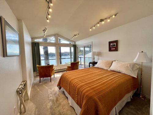 科迪亚克The Main Deck Cliffside Ocean Views的一间卧室设有一张大床和一个窗户。