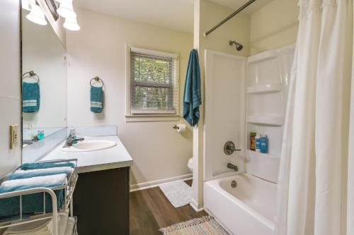 斯普林菲尔德Springfield Home with Yard 3 Mi to Downtown!的白色的浴室设有水槽和淋浴。