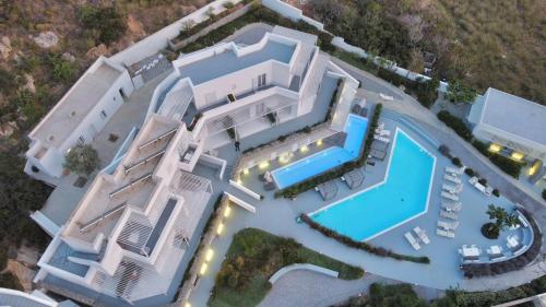伊奥斯乔拉Relux Ios Hotel的享有带游泳池的房屋的空中景致