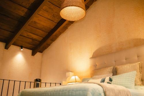 危地马拉安地瓜Boutique Villa in Antigua的一间卧室设有一张床、一盏灯和天花板