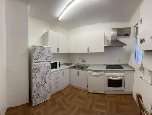 特伦普Cal Boix Apartamento的厨房配有白色橱柜和冰箱。