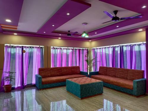 ChatraThe Nirvana Resort的客厅配有两张沙发和紫色窗帘