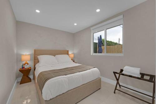 好莱坞Casa Copal: Relaxing Beach House的一间卧室设有一张大床和一个窗户。