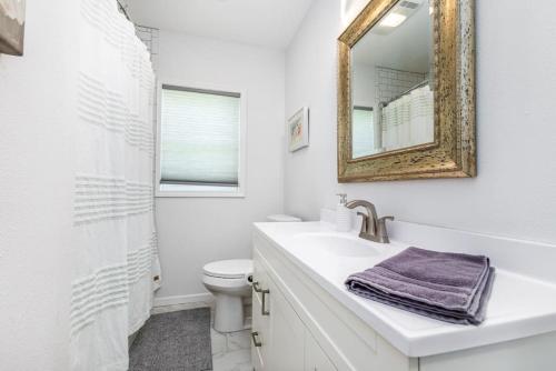 迪比克Annies on Adair - NO Step Entry的白色的浴室设有水槽和镜子