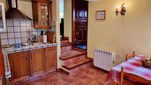 Los SaucesLos Nacientes: Cordero的一个带水槽和楼梯的厨房
