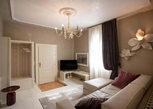 奇塔代拉La Casa di Loto Suite的客厅配有白色沙发和吊灯。
