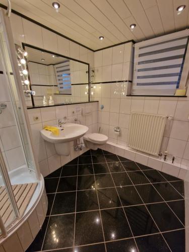 LotteHaus der Erholung App 2的一间带水槽、卫生间和镜子的浴室