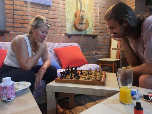 贝尔格莱德Hostel Iris的男女玩国际象棋