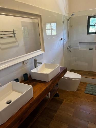 哈拉瓦科阿Villa unter Palmen的一间带两个盥洗盆和卫生间的浴室