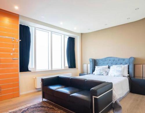 Luxury and beautiful apartment with unique skyview客房内的一张或多张床位