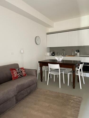 贝加莫Number 99 - Number House的带沙发和桌子的客厅以及厨房。
