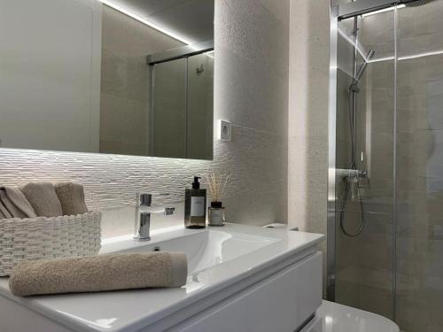 甘迪亚Apartamento 1ª Línea de Playa - Con Piscina y Parking的白色的浴室设有水槽和淋浴。