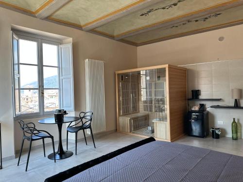拉奎拉Casa Colonna - Suite della Torre的卧室配有一张床和一张桌子及椅子