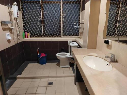 牛汝莪Home in Gelugor4R3B Dnaz Homestay@Sg. Dua的一间带水槽和卫生间的小浴室