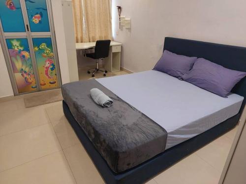 牛汝莪Home in Gelugor4R3B Dnaz Homestay@Sg. Dua的一间卧室配有一张带紫色枕头的大床