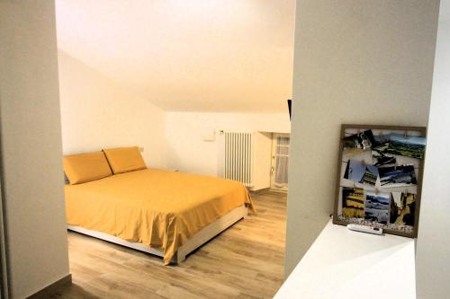 卡利亚诺In Monferrato da Valentina的一间卧室配有床,另一间卧室配有盒子