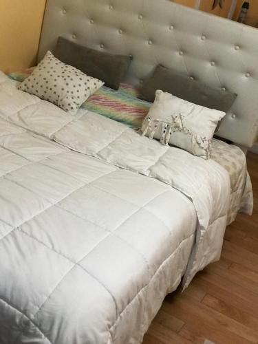 MalbaDream Room的一张带白色床单和枕头的床