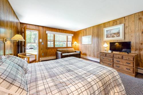 AltonKing Birch Lake Home, Unit 6的一间卧室配有一张床和一台电视
