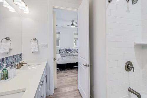 阿兰瑟斯港Kahakai Retreat的白色的浴室设有水槽和镜子