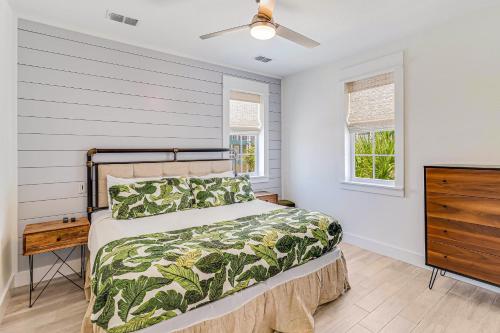 阿兰瑟斯港Kahakai Retreat的一间卧室配有一张床和吊扇