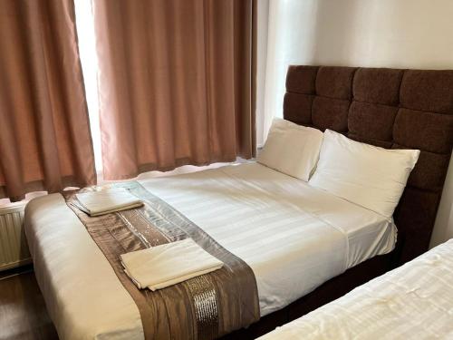 米德尔顿Assheton Hotel的一张位于酒店客房的床铺,上面有两条毛巾