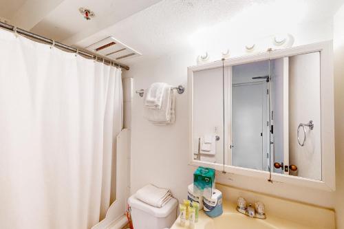 檀香山Island Colony 3519 - 30 night minimum的一间带水槽、卫生间和镜子的浴室