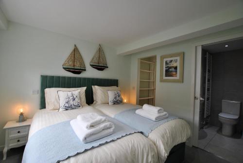 克雷尔The Old Stables- charming cottage Crail的一间卧室配有一张大床和毛巾