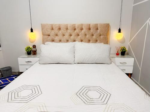 伊瓦格Habitación VIP的一间卧室配有一张大床和大床头板