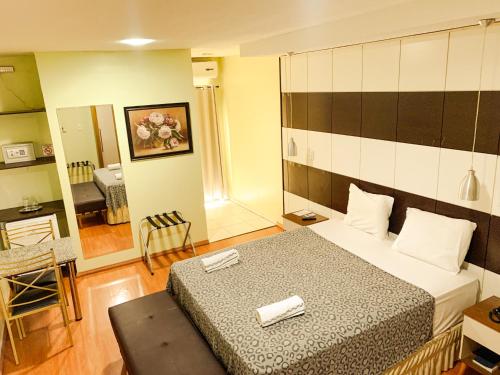 马瑙斯拉戈马瑙斯酒店的酒店客房 - 带一张床和用餐室