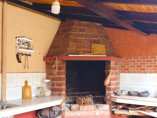 巴尼奥斯Casa y Flores的砖墙厨房里的砖炉